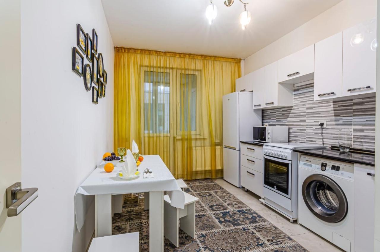 Однушка В Жк Абая 130/2 2019 Г.П. Appartement Alma-Ata Buitenkant foto
